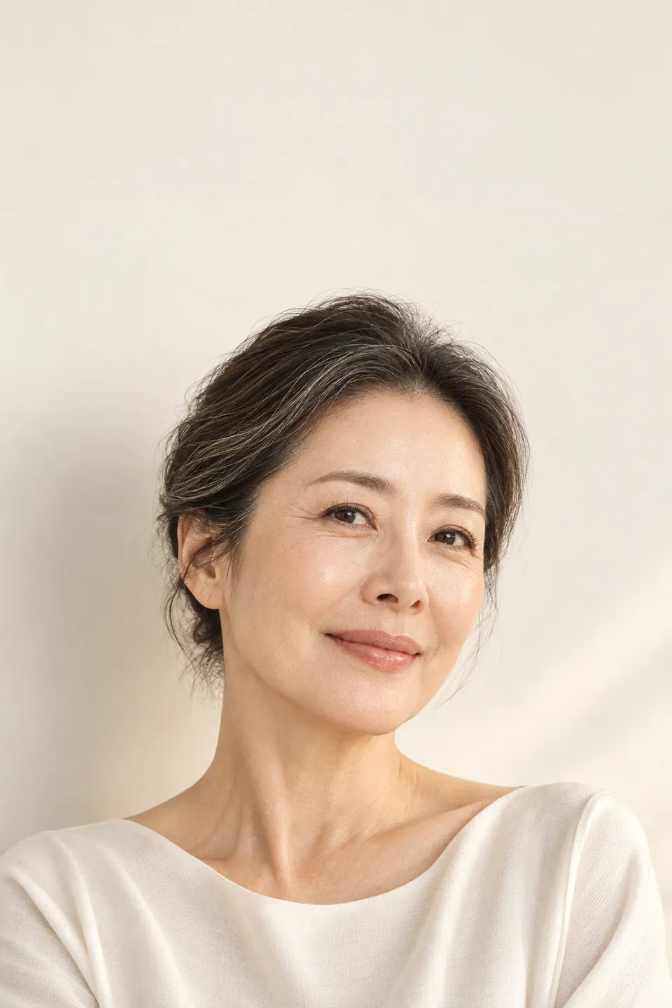 윤기 있는 피부의 50대 여성